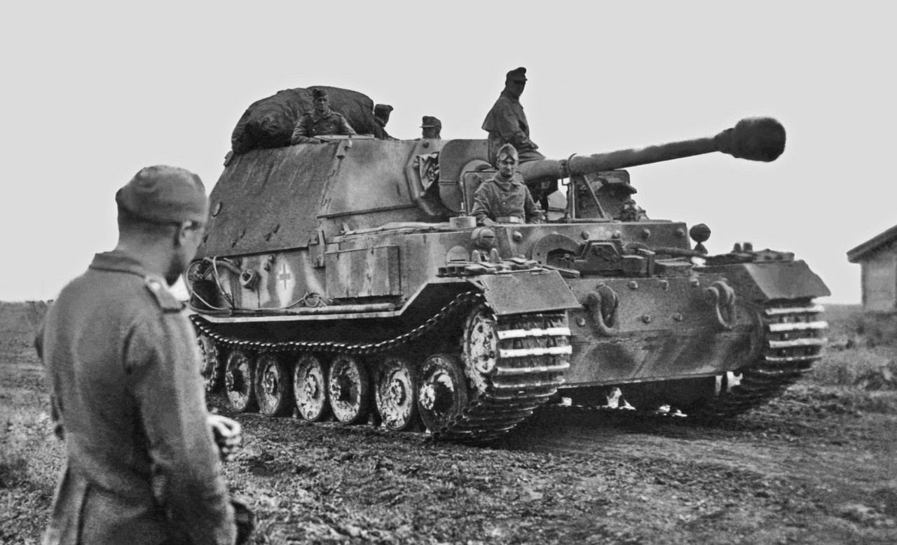 Истребитель танков «Фердинанд» перед началом наступательной операции «Цитадель», июль 1943 г.