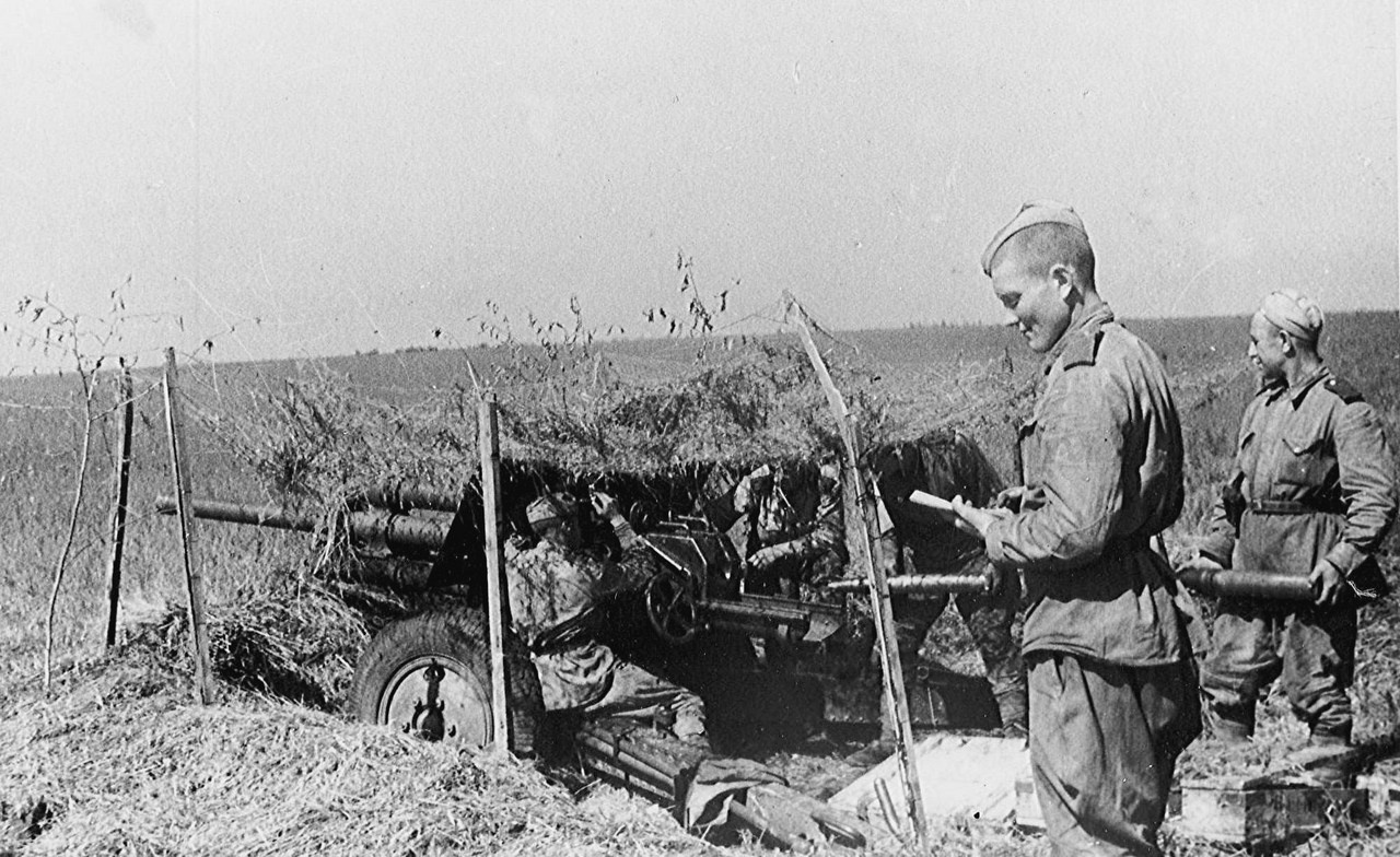 Расчёт 76-мм дивизионной пушки сержанта А. Филиппова на позиции, Курская дуга, 1943 г.