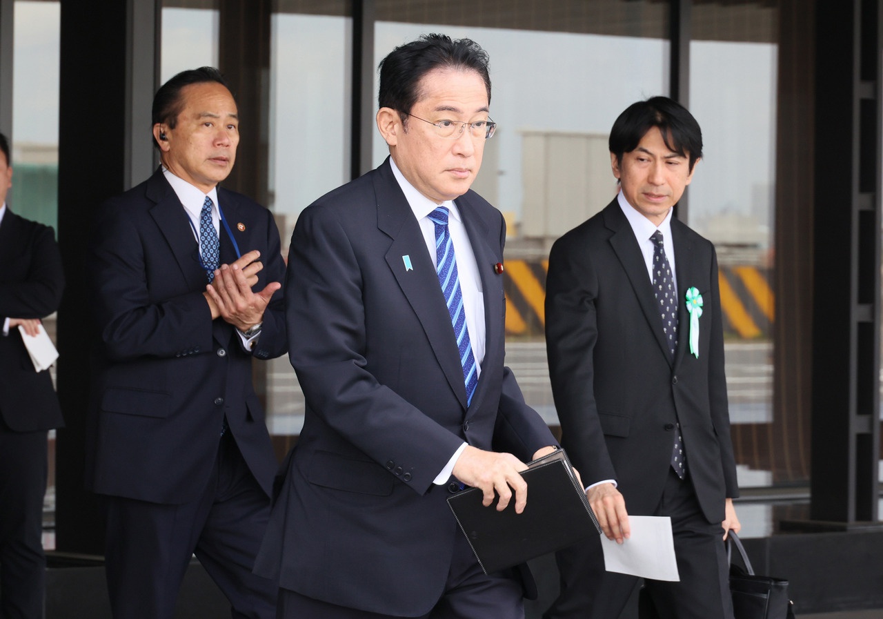 Премьер Японии Фумио Кисида (в центре) предложил дружить с Мозамбиком энергетически.