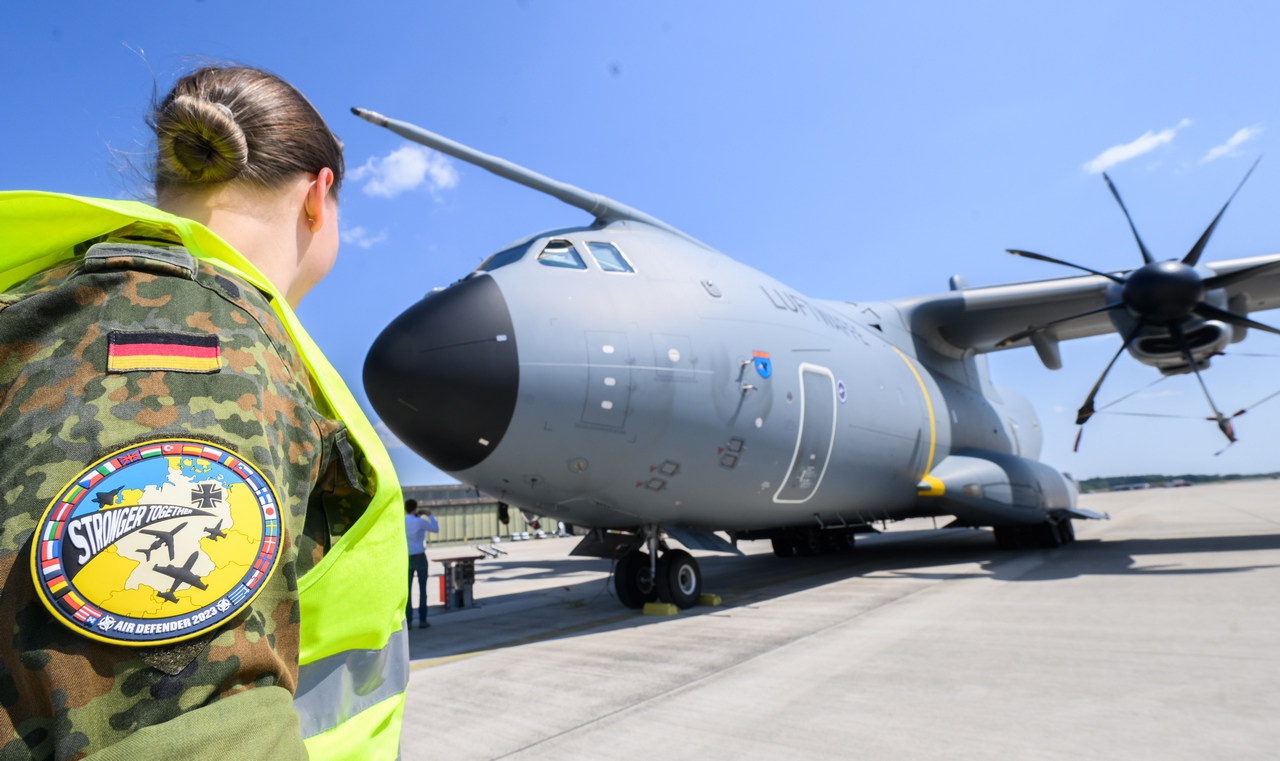 Транспортный Airbus A400M ВВС Германии на авиабазе Вунсторф в районе Ганновера прибыл на международные манёвры ВВС.