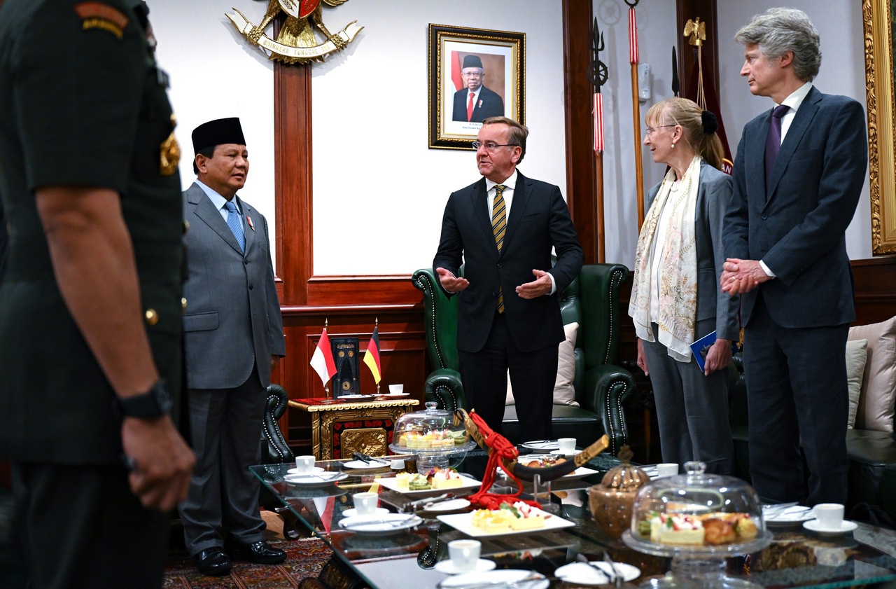 В Индонезии Писториус (в центре) намекнул на «переосмысление» позиции ФРГ по истребителям для Украины.