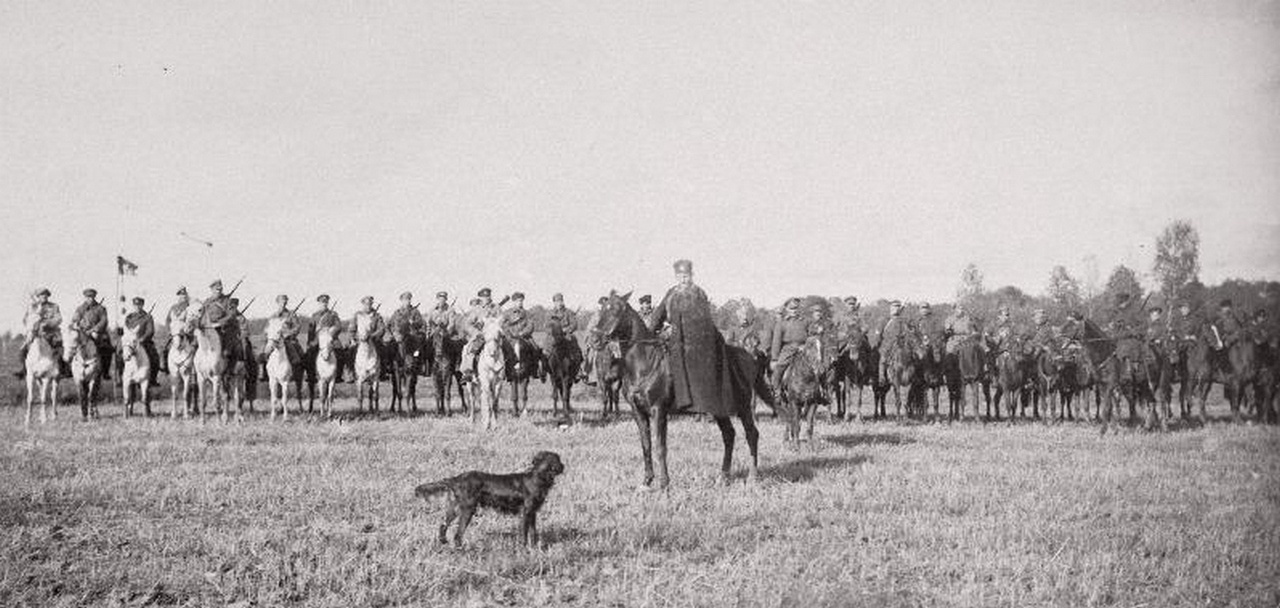 Булак-Балахович с конным отрядом. Псков, 1919 г.