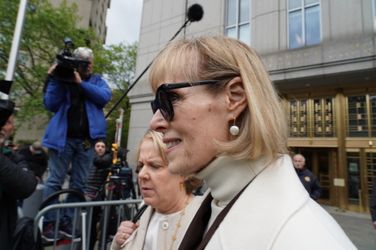 Журналистка Э. Джин Кэрролл покидает Федеральный суд Манхэттена после рассмотрения дела против Дональда Трампа об изнасиловании когда-то в середине 1990-х годов.