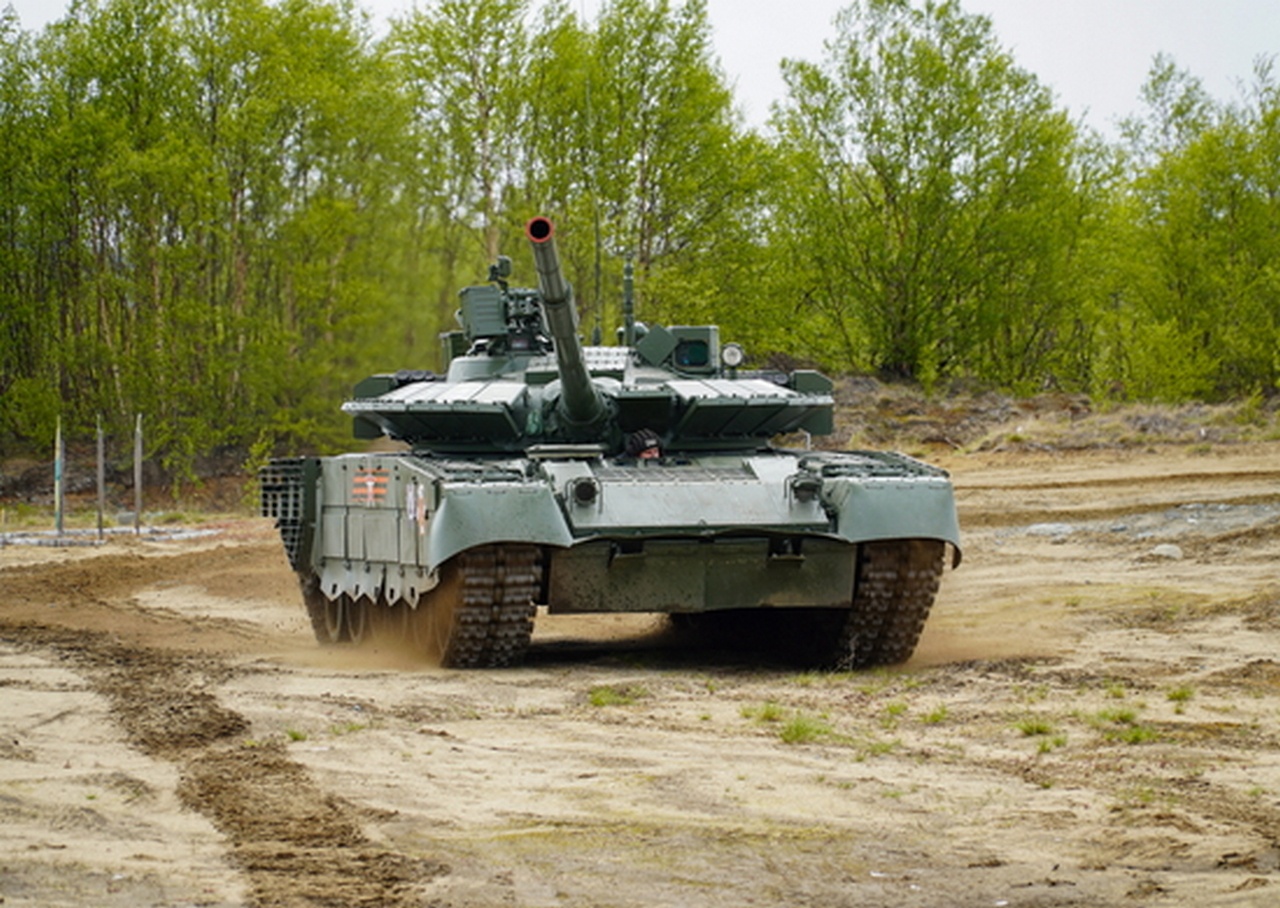 С танкистами Северного флота проводятся практические занятия по вождению танков Т-80БВМ.