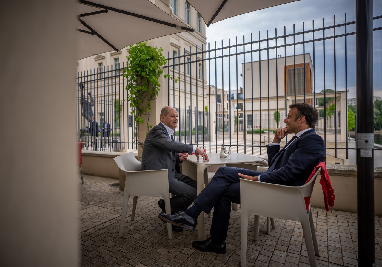 Олаф Шольц беседует с Эмманюэлем Макроном в кафе музея Барберини в Потсдаме, 6 июня 2023 г.