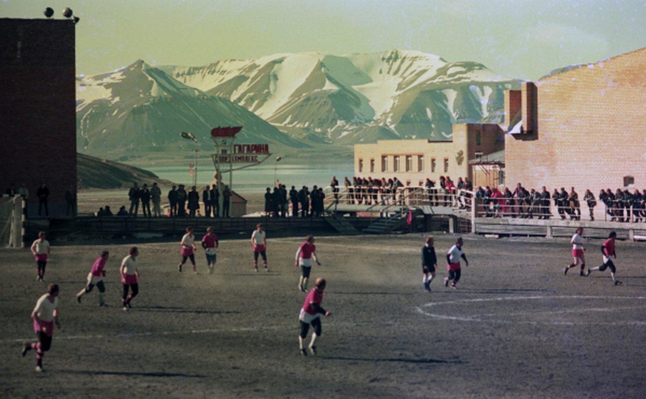 Футбольный матч на стадионе имени Ю.А. Гагарина в советском посёлке Пирамида, остров Западный Шпицберген, 1988 г.