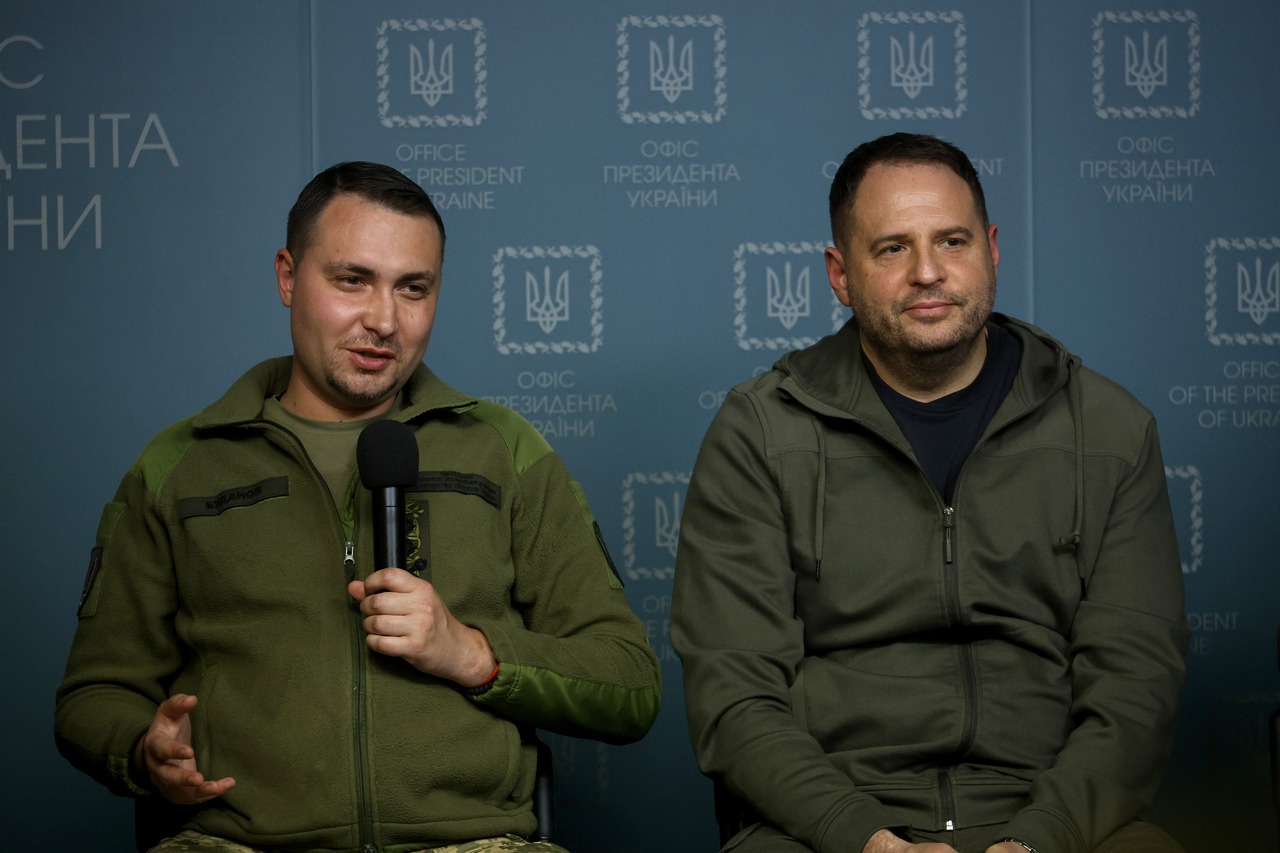 На Кирилла Буданова (слева), тоже непонятно, в каком мире находящегося, хотят повесить ответственность за разбой на  «Северном потоке».