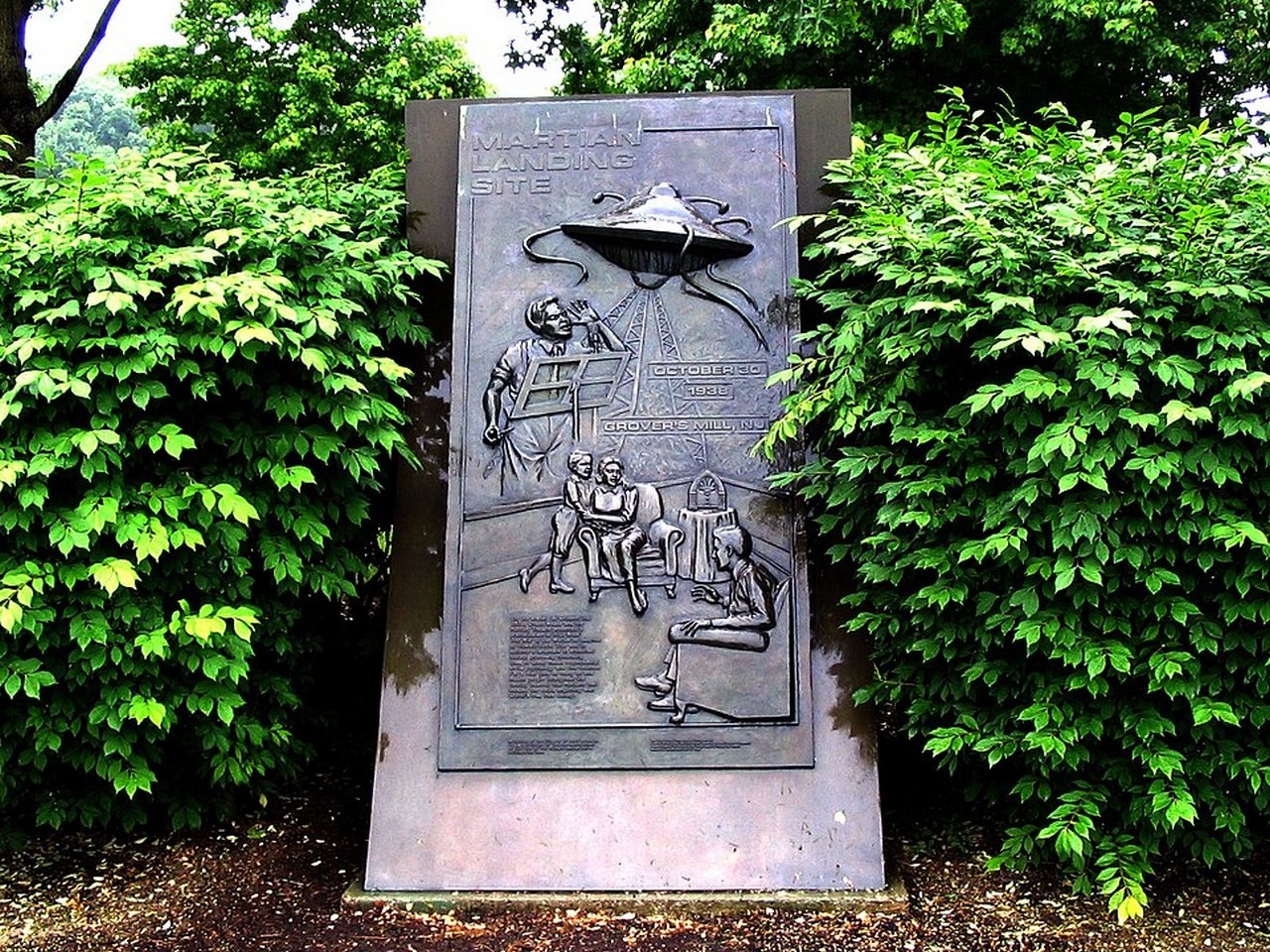 Мемориальная доска в память о радиопостановке «Война миров» в городке Западный Виндзор, США.