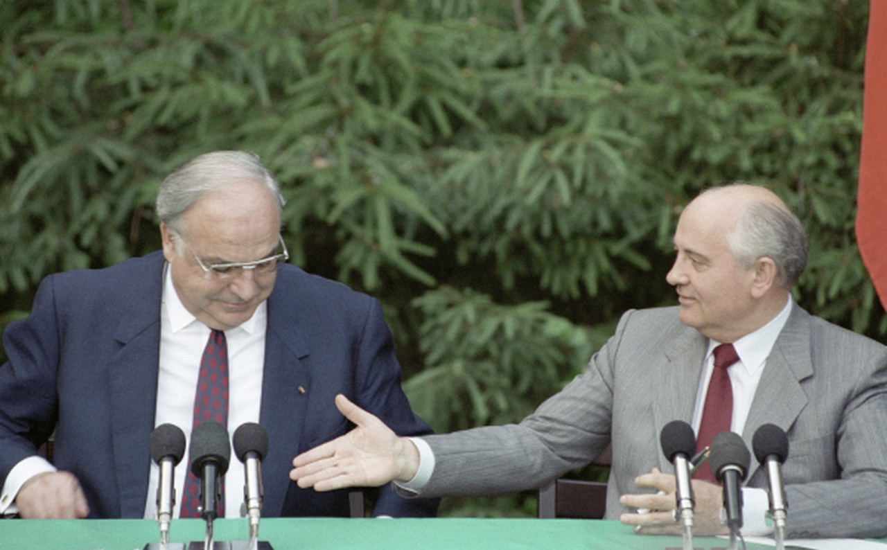 Президент СССР Михаил Горбачёв и канцлер ФРГ Гельмут Коль (слева) во время рабочей встречи в местечке Межигорье под Киевом, 5 июля 1991 г.