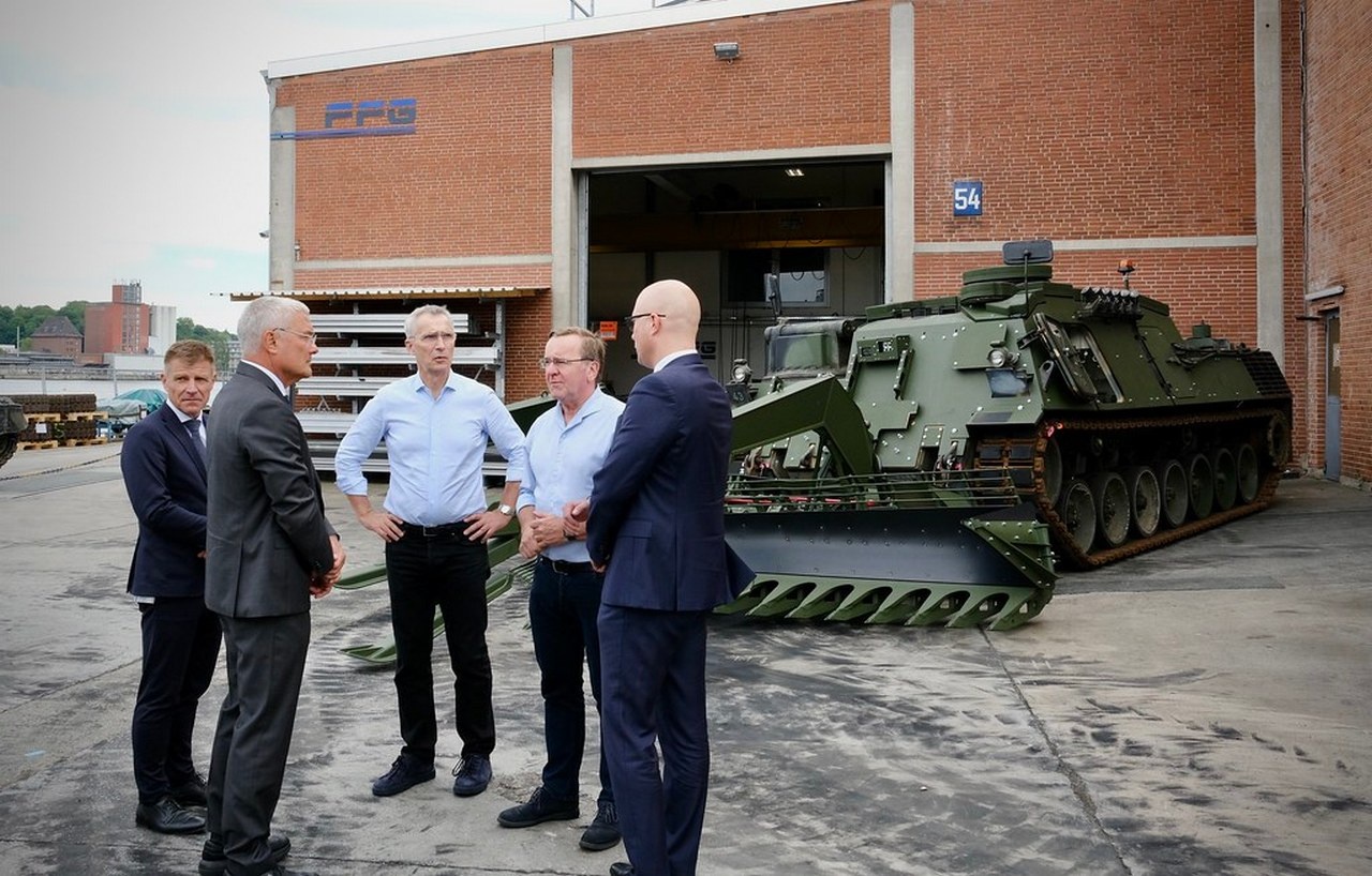 Генеральный секретарь НАТО Йенс Столтенберг (в центре) - министру обороны Германии Борису Писториусу: «А где тут у вас два процента на оборону?».