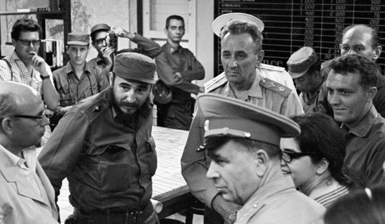 Военно-технические связи СССР и Кубы всегда были крепкими: Фидель Кастро (второй слева) и министр обороны СССР Андрей Гречко (третий слева), 1969 г.