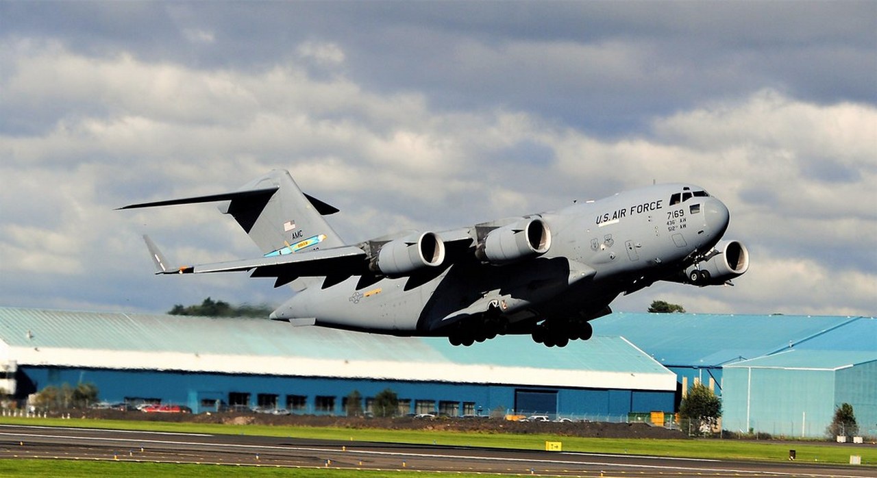 Транспортный самолёт С-17 взлетает с базы Довер.