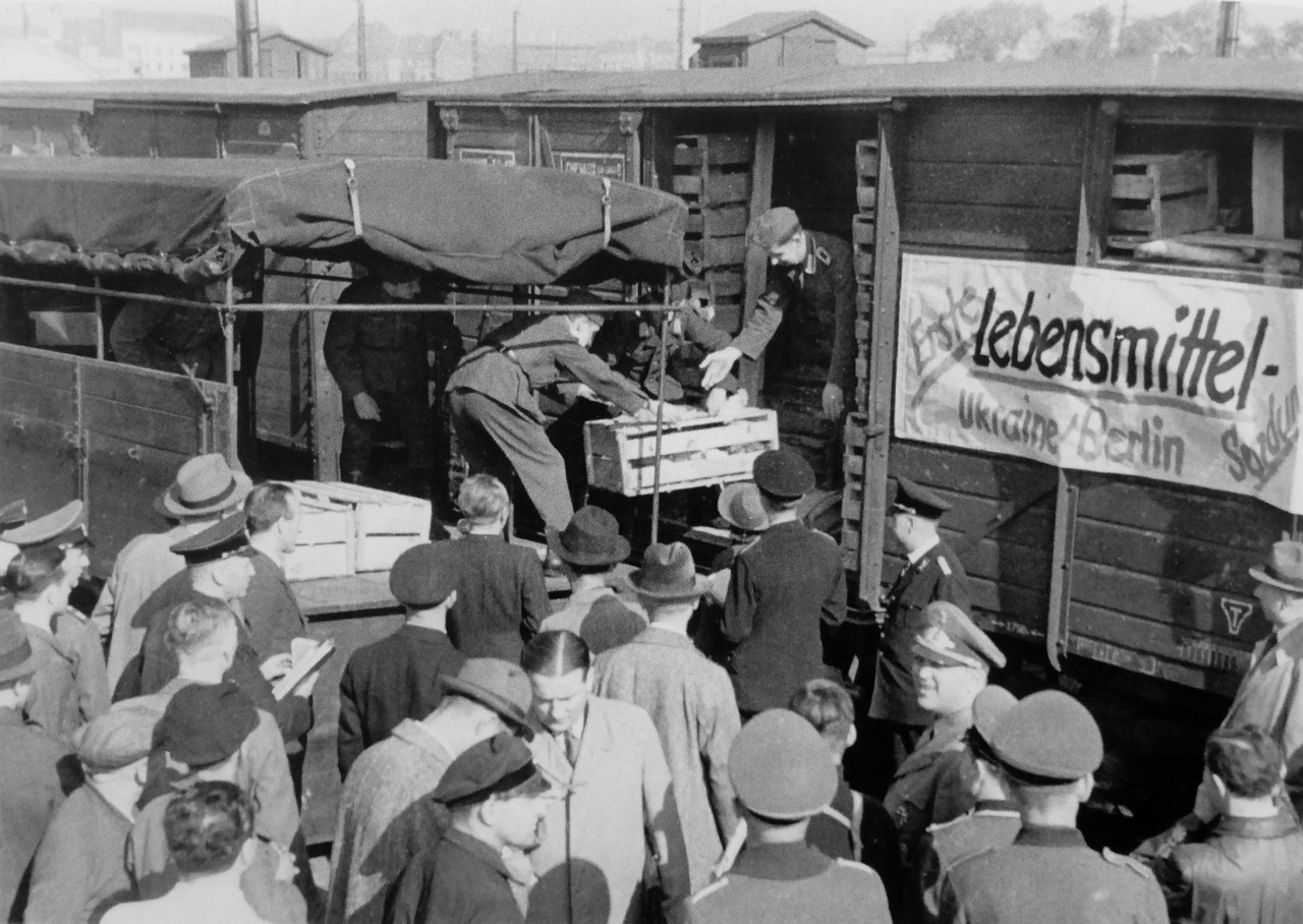 Разгрузка первой партии продуктов сельского хозяйства, доставленной с Украины в Берлин, 1941 г.