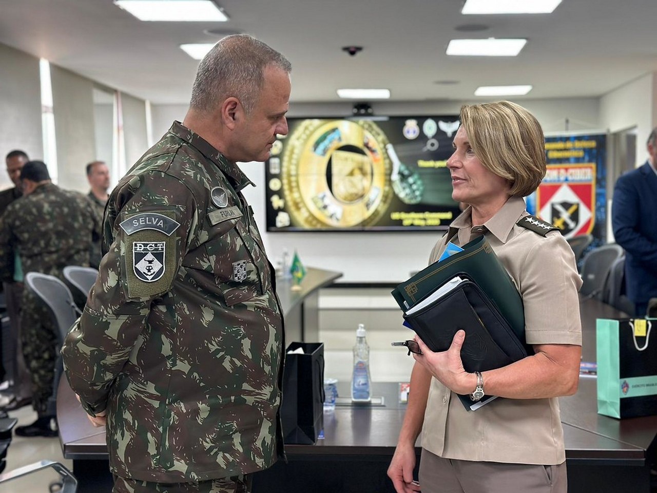 Глава Южного командования США генерал Лора Ричардсон (справа) предложила поменять российскую технику на американскую.