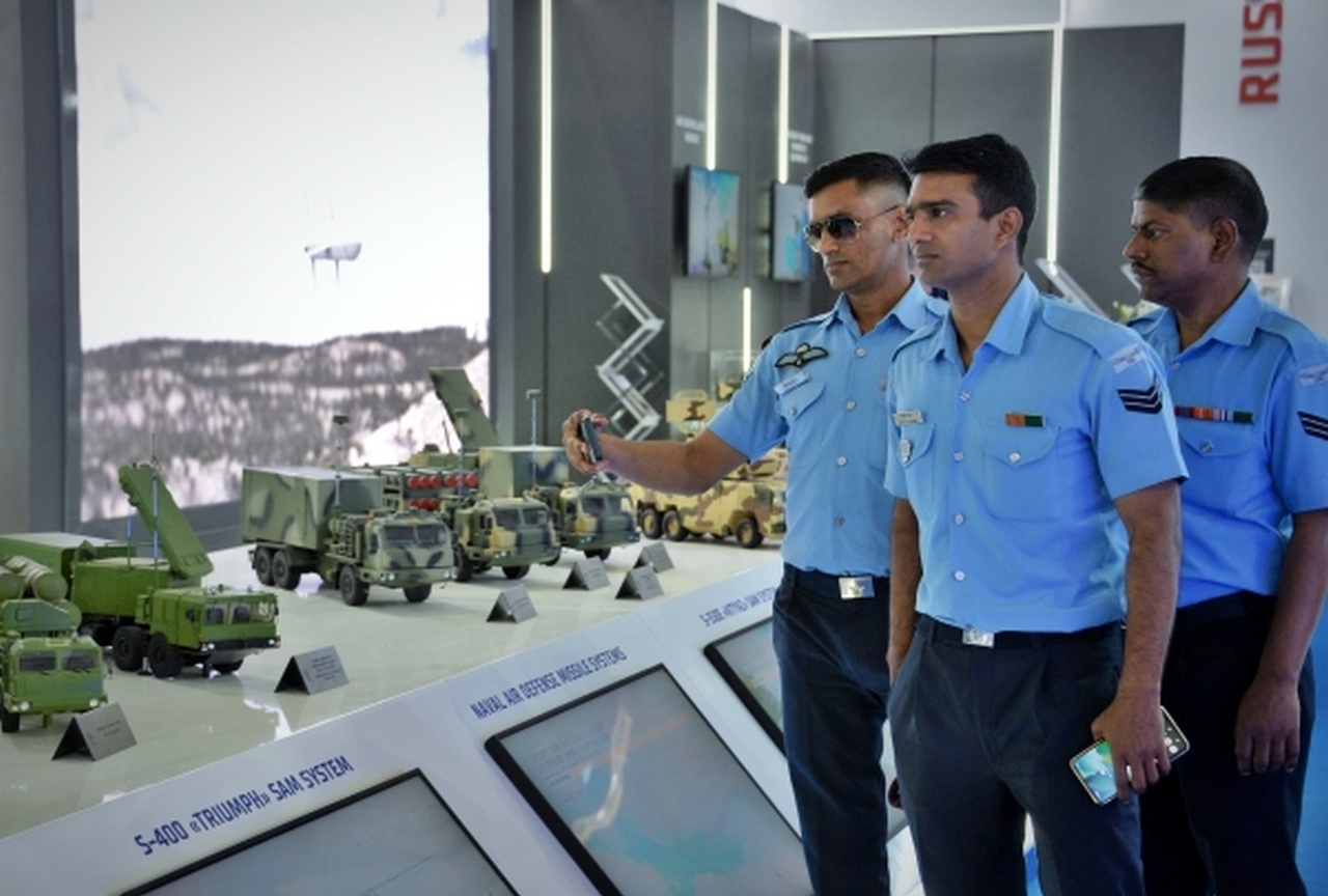 Посетители международной авиакосмической выставки Aero India 2023 на авиабазе Елаханка осматривают экспонаты на стенде российского концерна ВКО «Алмаз-Антей».