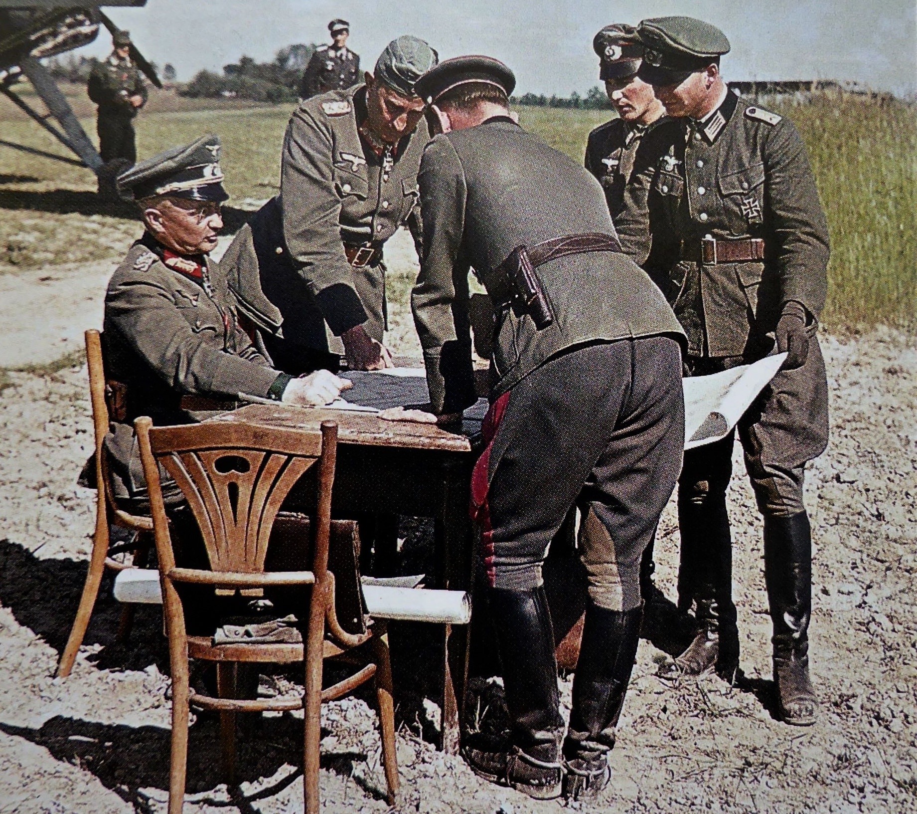 Командующий  9-й армией вермахта генерал-полковник Вальтер Модель (сидит слева).