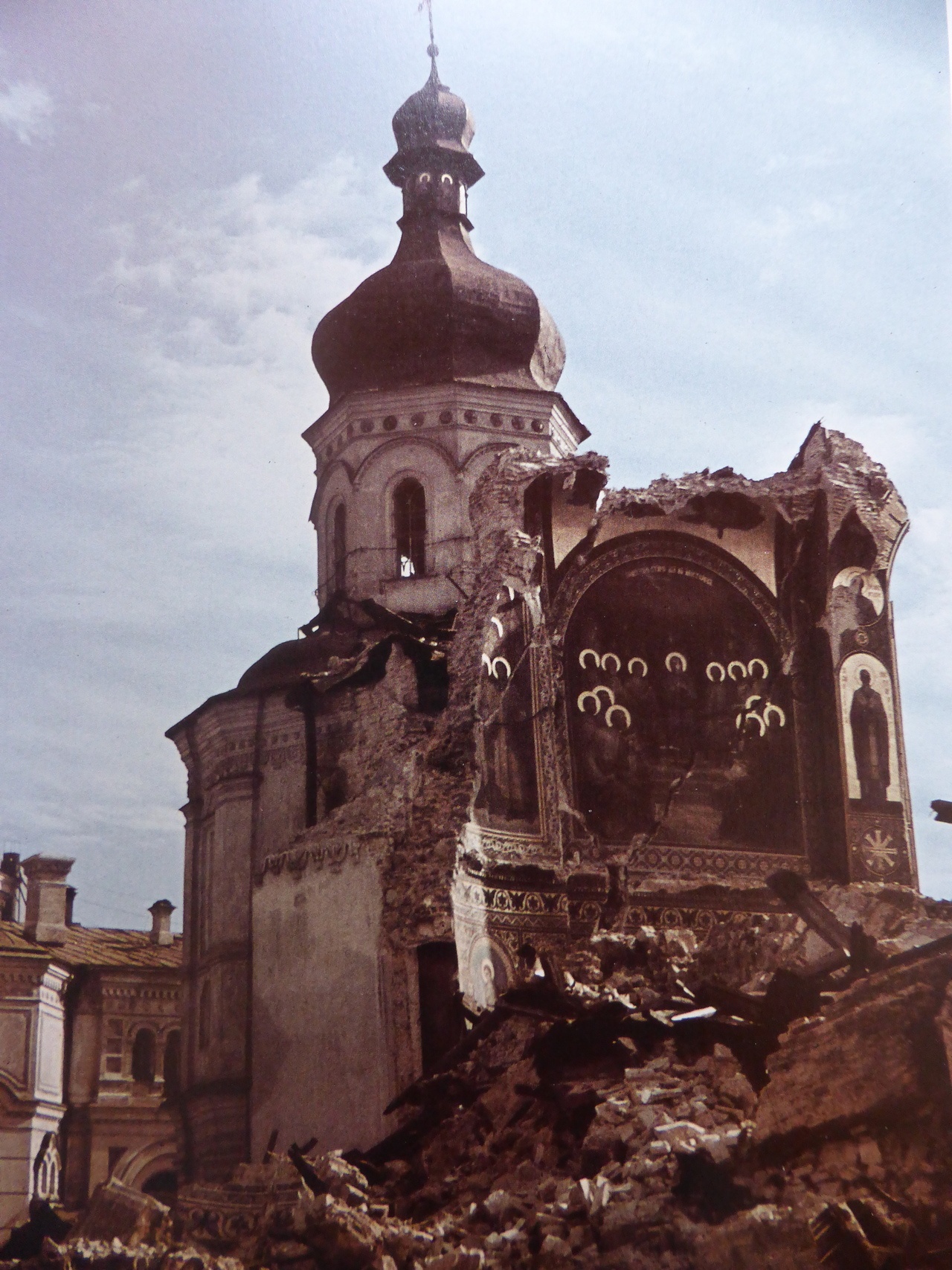 Разрушенный взрывом Успенский собор Киево-Печерской лавры.