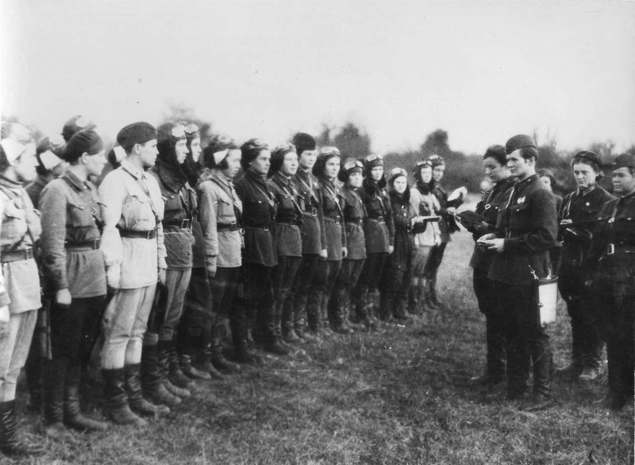При освобождении Таманского полуострова стрелков-гвардейцев 2-й дивизии с воздуха прикрывал 46-й гвардейский ночной бомбардировочный авиационный полк. Единственный полностью женский полк.