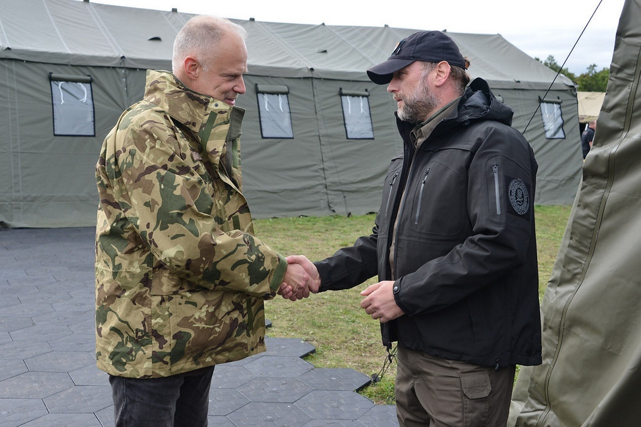 Министр обороны  Венгрии Криштоф Салаи-Бобровницки (слева) не видит Украину в НАТО.