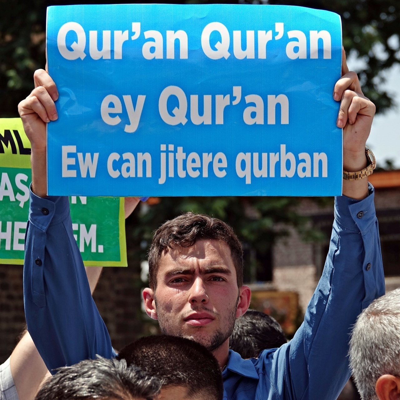 Турция: протестующий держит плакат с надписью «Коран, я умру за тебя».