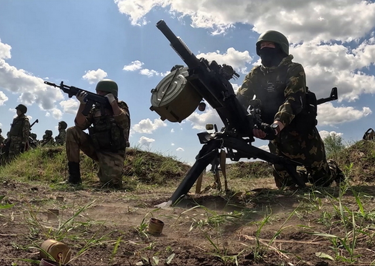 В Самарской области военнослужащие мотострелкового соединения ЦВО отработали борьбу с манёвренными подразделениями противника.