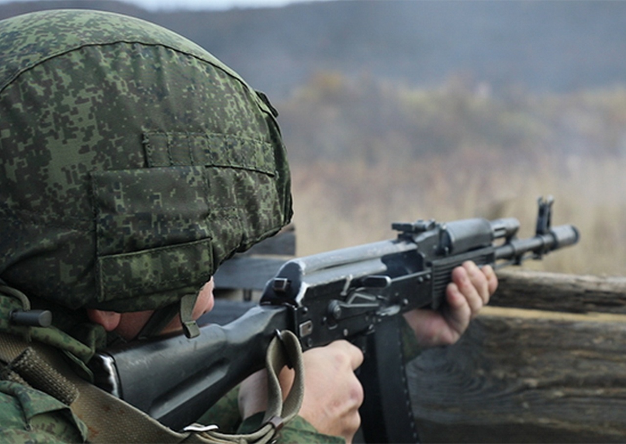 В Приморье военнослужащие Восточного военного округа осваивают приёмы армейской тактической стрельбы.