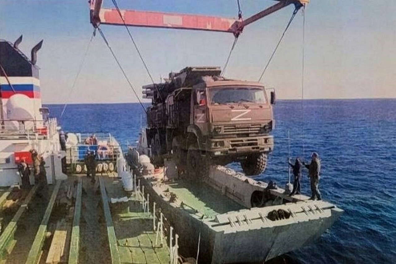 Погрузка плавкраном ЗРПК «Панцирь» на десантный катер.