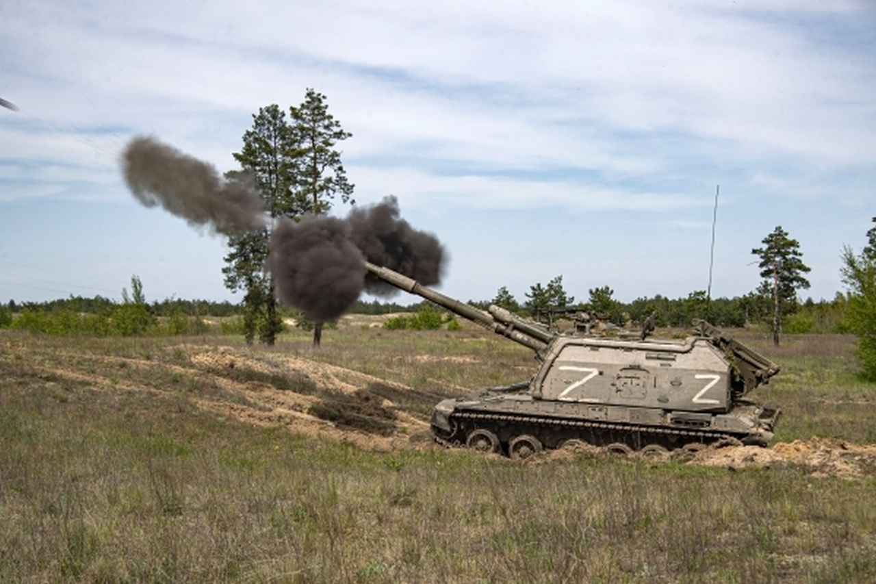 Самоходная-артиллерийская установка «Мста-С» ведёт огонь по позициям ВСУ.