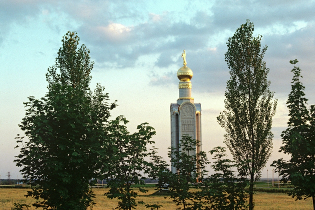 Монумент Победы (звонница) скульптора Вячеслава Клыкова на Прохоровском поле.
