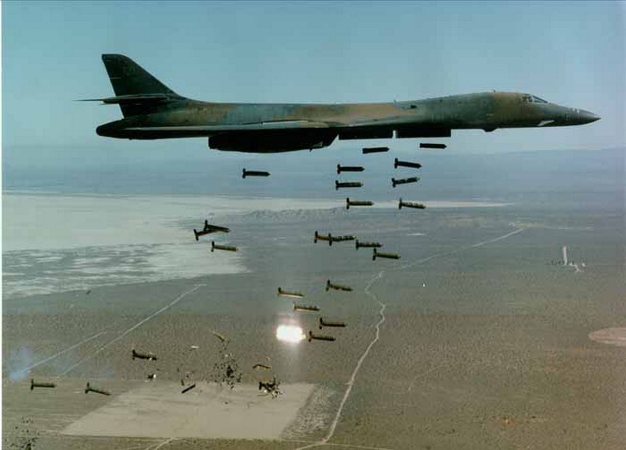 Бомбардировщик B-1 Lancer ВВС США сбрасывает кассетные бомбы CBU.