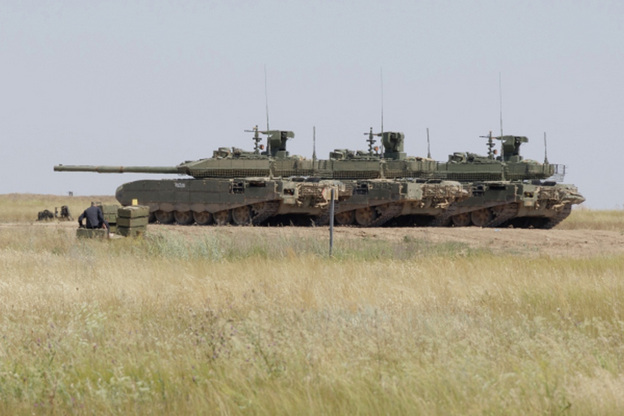 Танки Т-90 «Прорыв» на полигоне Южного военного округа.
