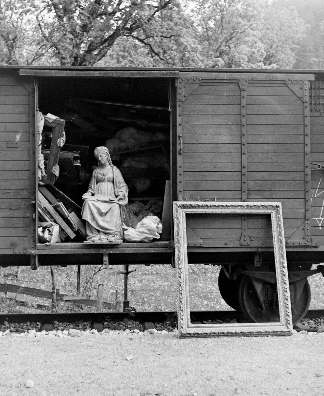 Железнодорожный вагон с награбленными произведениями искусства, предназначавшимися для коллекции Германа Геринга.