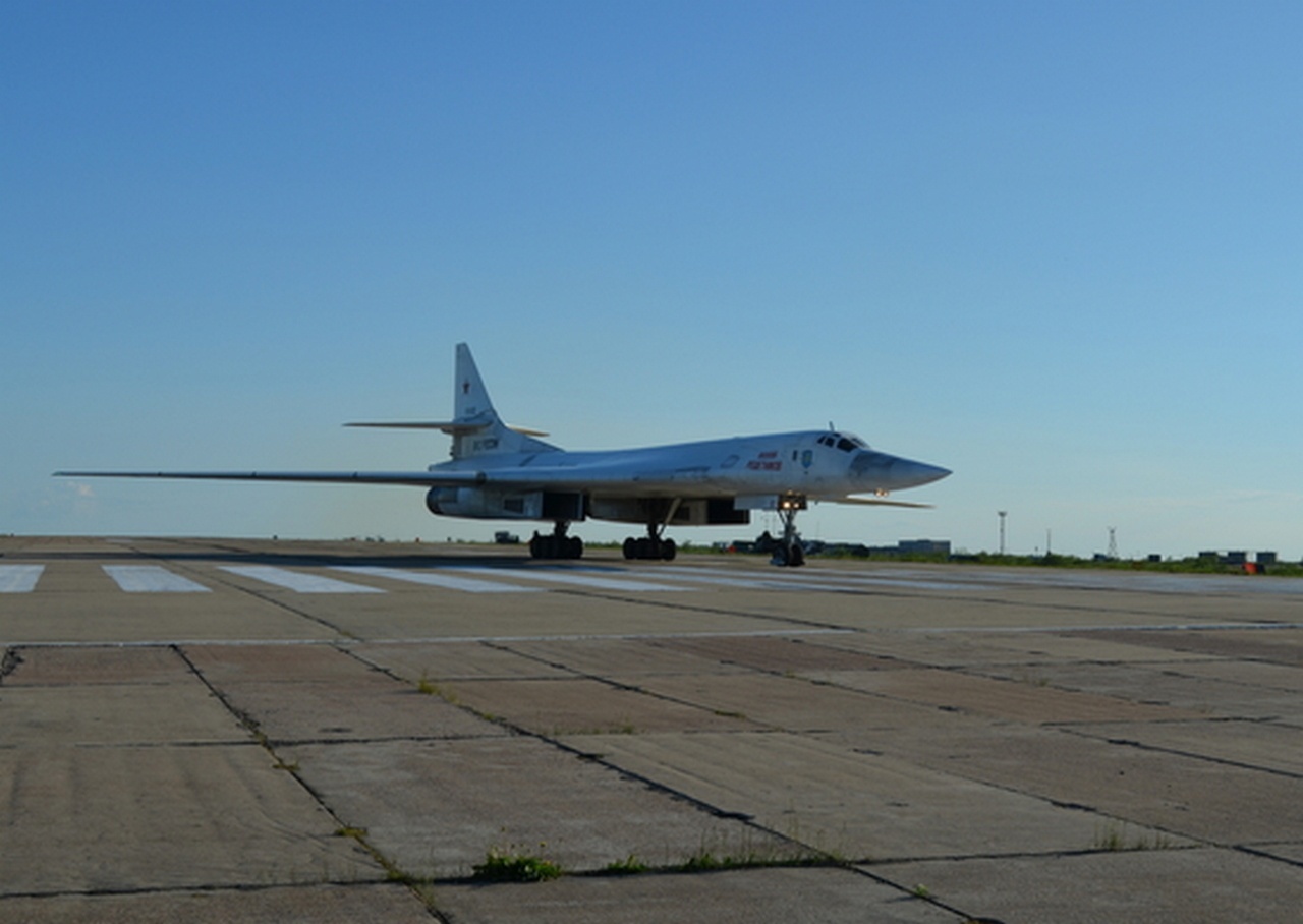 Экипажи стратегических ракетоносцев Ту-160 выполнили посадку на военный аэродром в Воркуте в ходе учений дальней авиации.