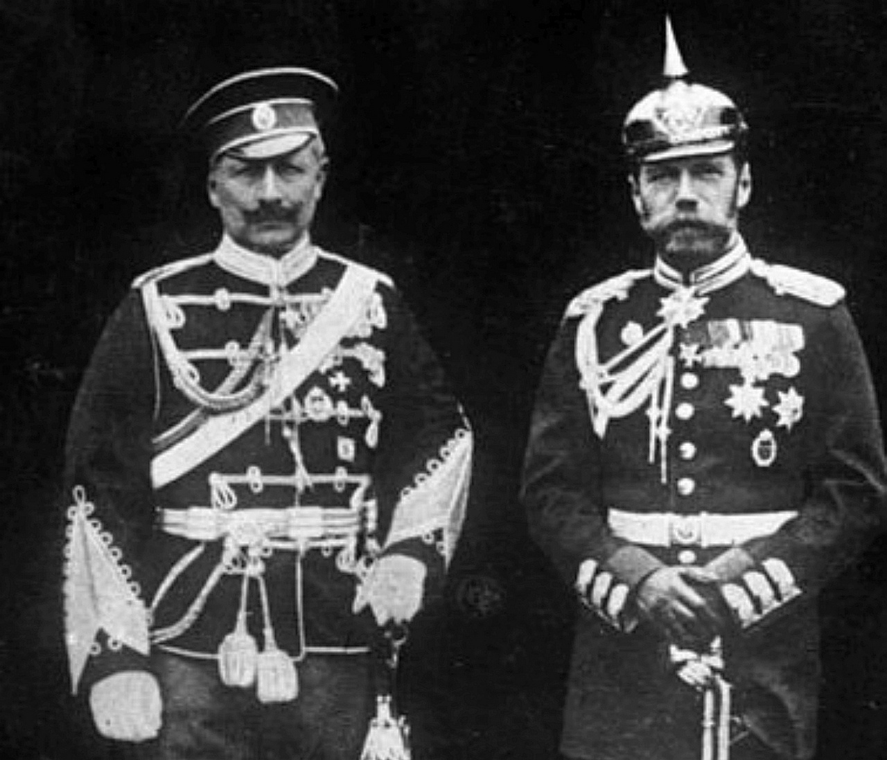 Будучи двоюродным братом российской императрицы, Вильгельм II (слева от императора Николая II) всей душой ненавидел русских.