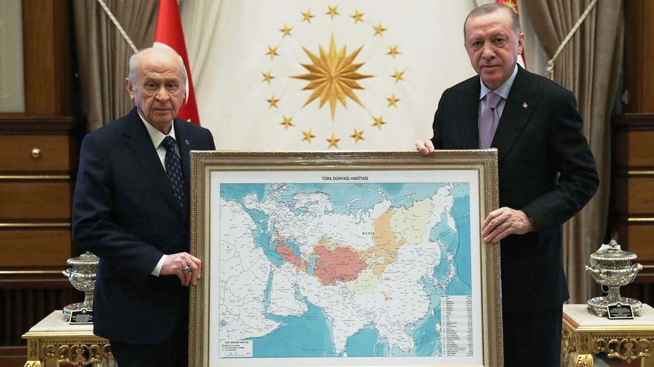 Лидер Партии националистического действия Девлет Бахчели подарил президенту Турции Реджепу Тайипу Эрдогану карту «Тюркского мира», в который включена значительная часть территории России. 