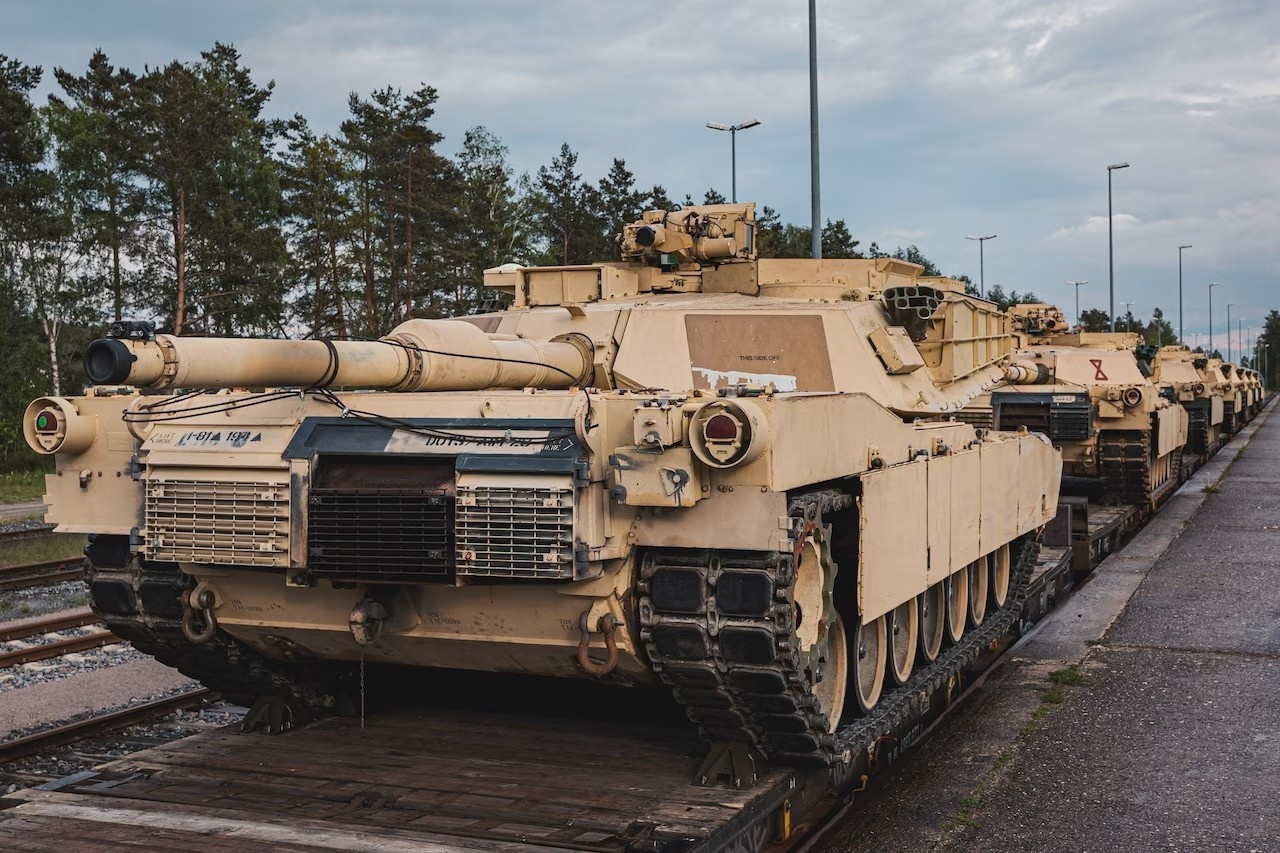 Американские танки M1A1 Abrams, необходимые для обучения украинских войск, прибывают по железной дороге в Графенвёр, Германия.