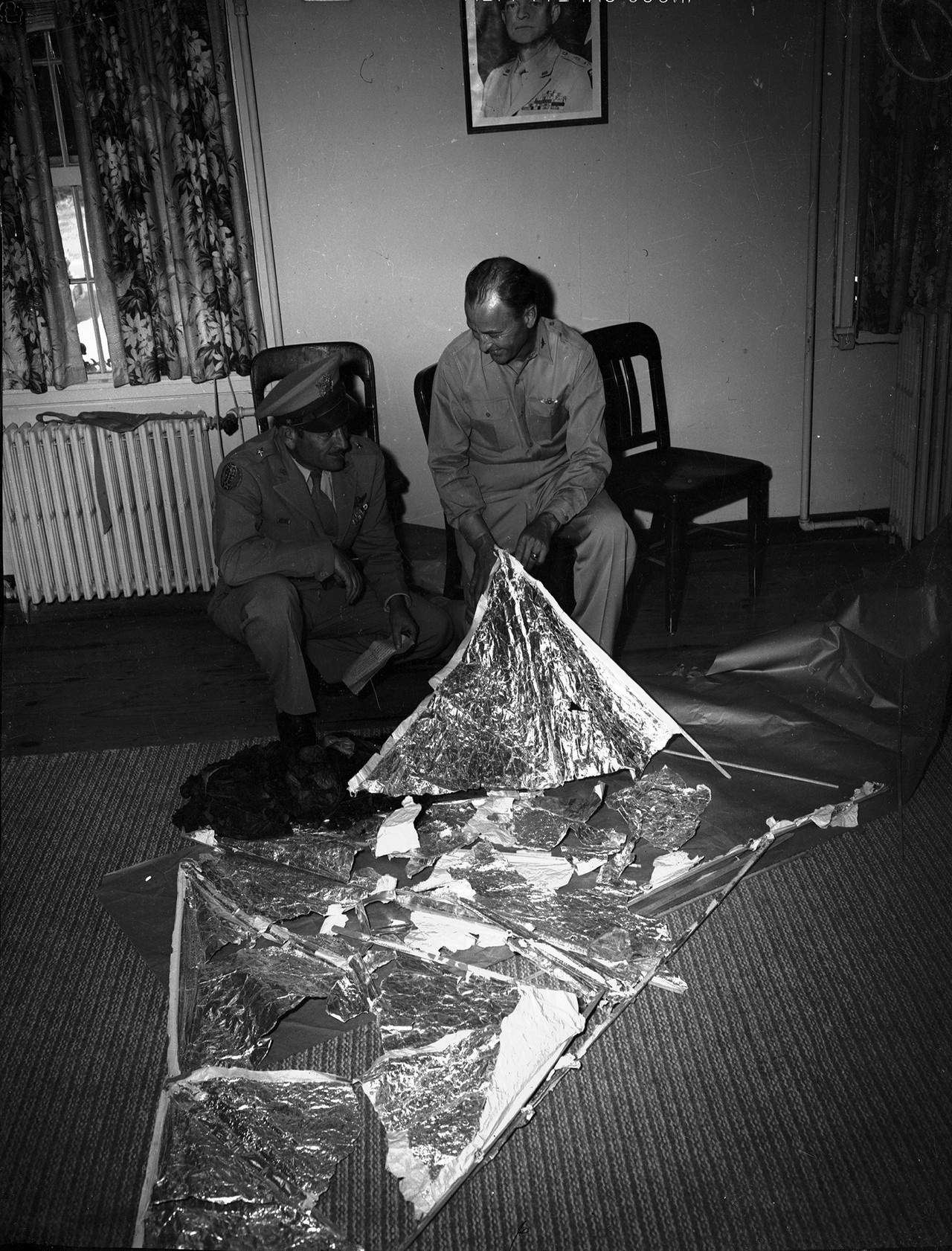 Военнослужащие США изучают остатки разведывательного зонда, обнаруженного в Розуэлле, 1947 г.