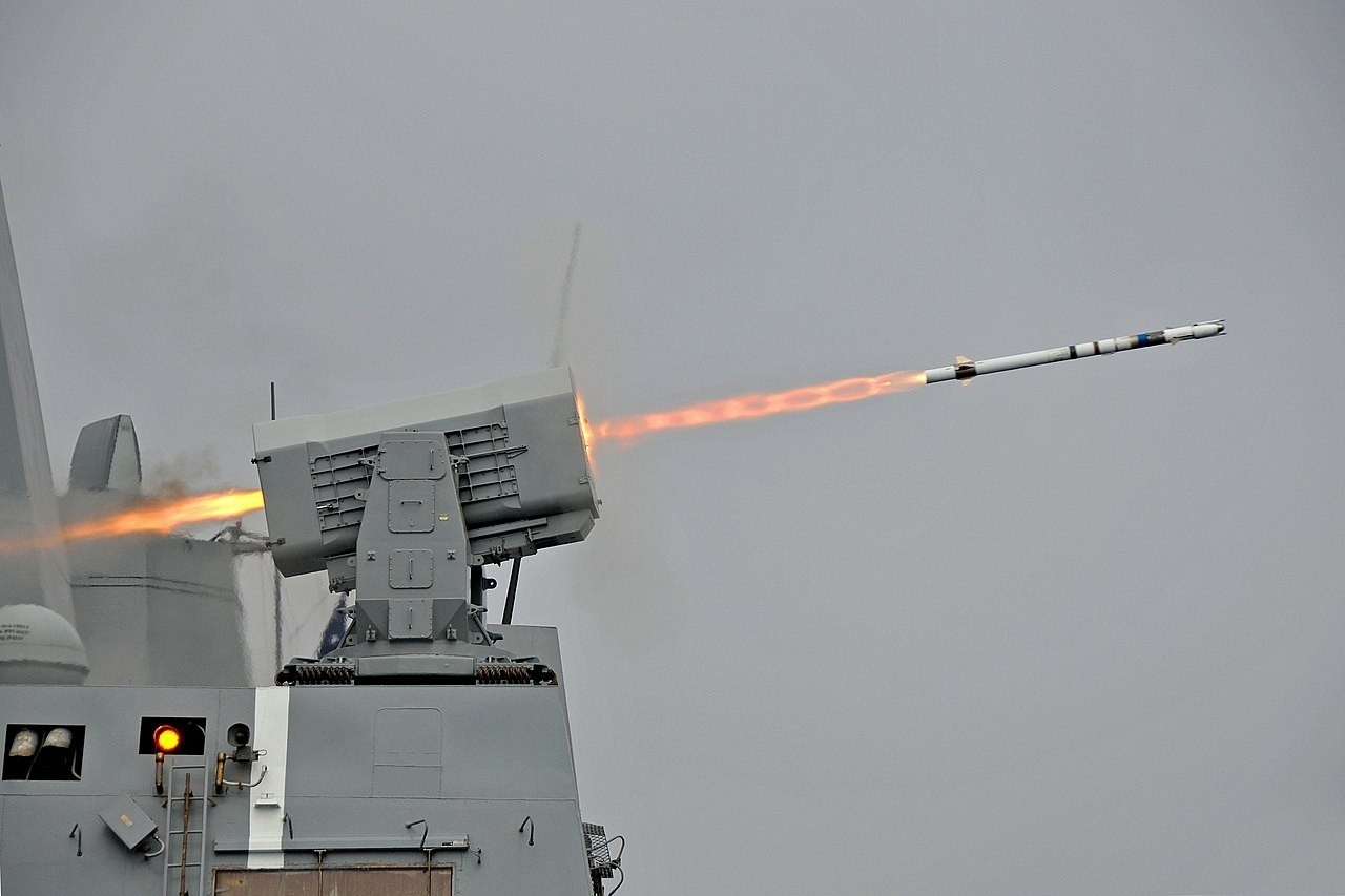 Запуск ракеты RIM-116 с борта авианосца USS New Orleans.