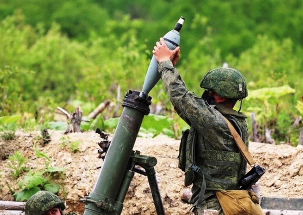 Добровольцы на Сахалине совершенствуют мастерство стрельбы из 120-мм миномётов «Сани».