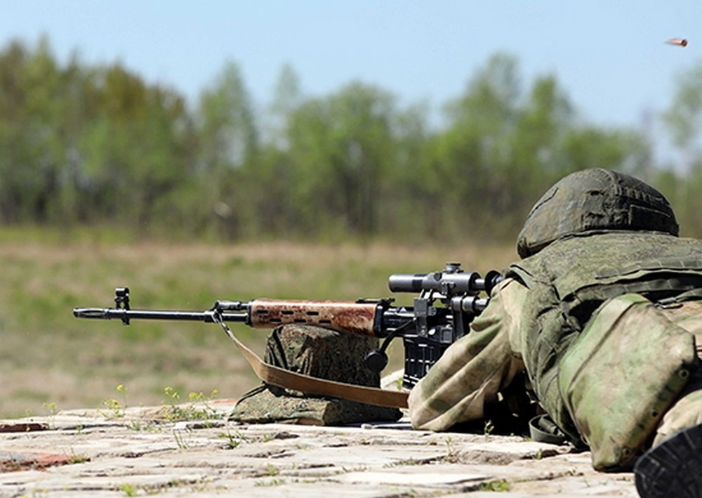 Военнослужащие стрелкового подразделения ВВО выполнили курс скоростной стрельбы из снайперских винтовок на полигоне в Забайкалье.