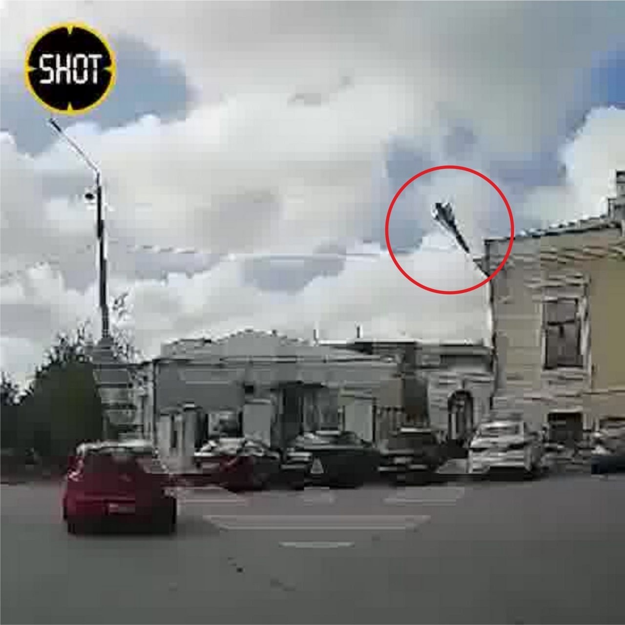 Момент прилёта ракеты 5В21 в Таганроге. Кадр с автомобильного видеорегистратора.