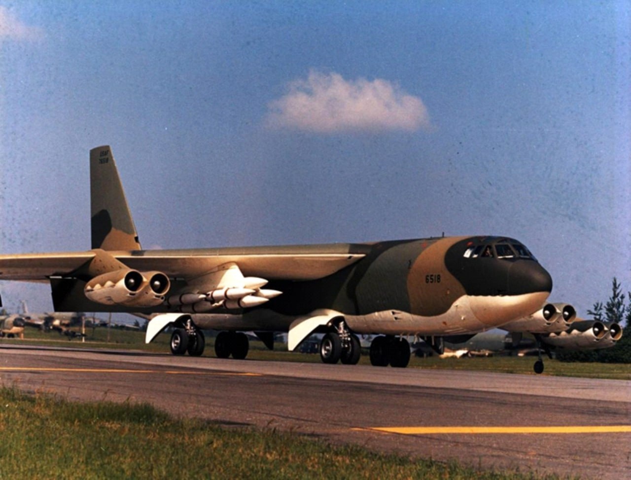 Аэробаллистические ракеты AGM-69 SRAM, подвешенные на бомбардировщик B-52G.