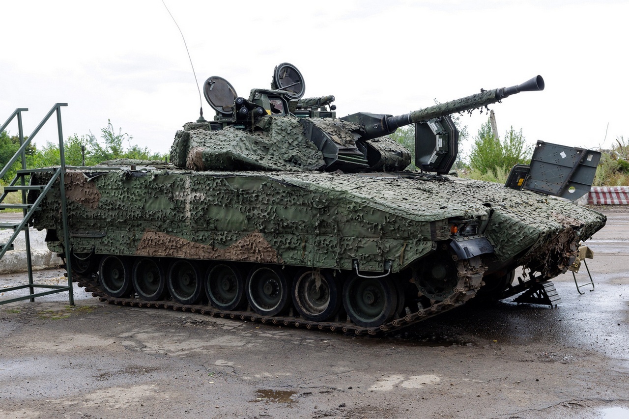 Всякий хлам: шведская боевая машина пехоты CV-90 (разработка 90-х годов ХХ века) была брошена украинскими военнослужащими после поражения выстрелом из РПГ-7.