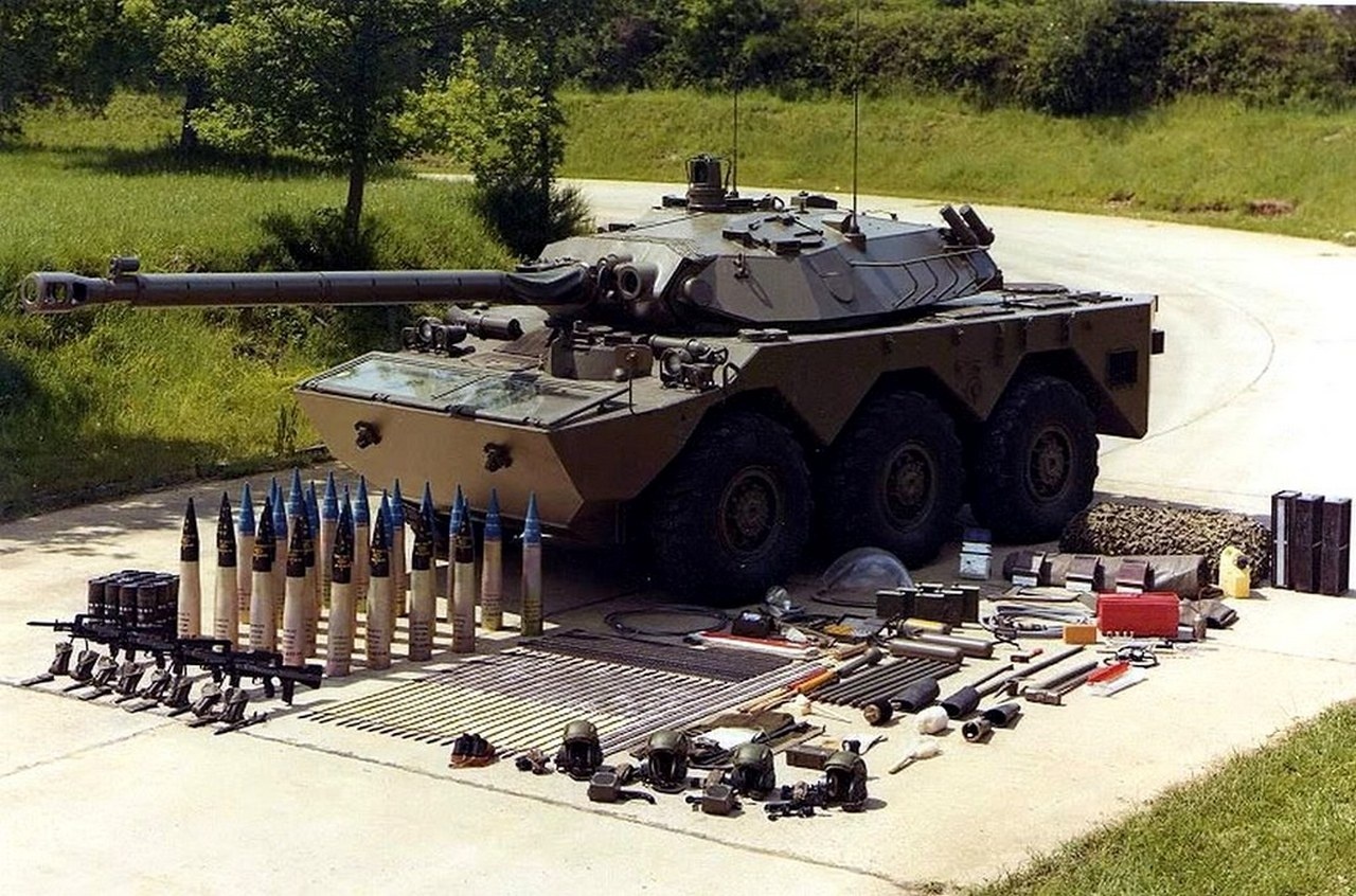 Французский тяжёлый бронеавтомобиль AMX-10RC, часто классифицируемый также как «колёсный танк».