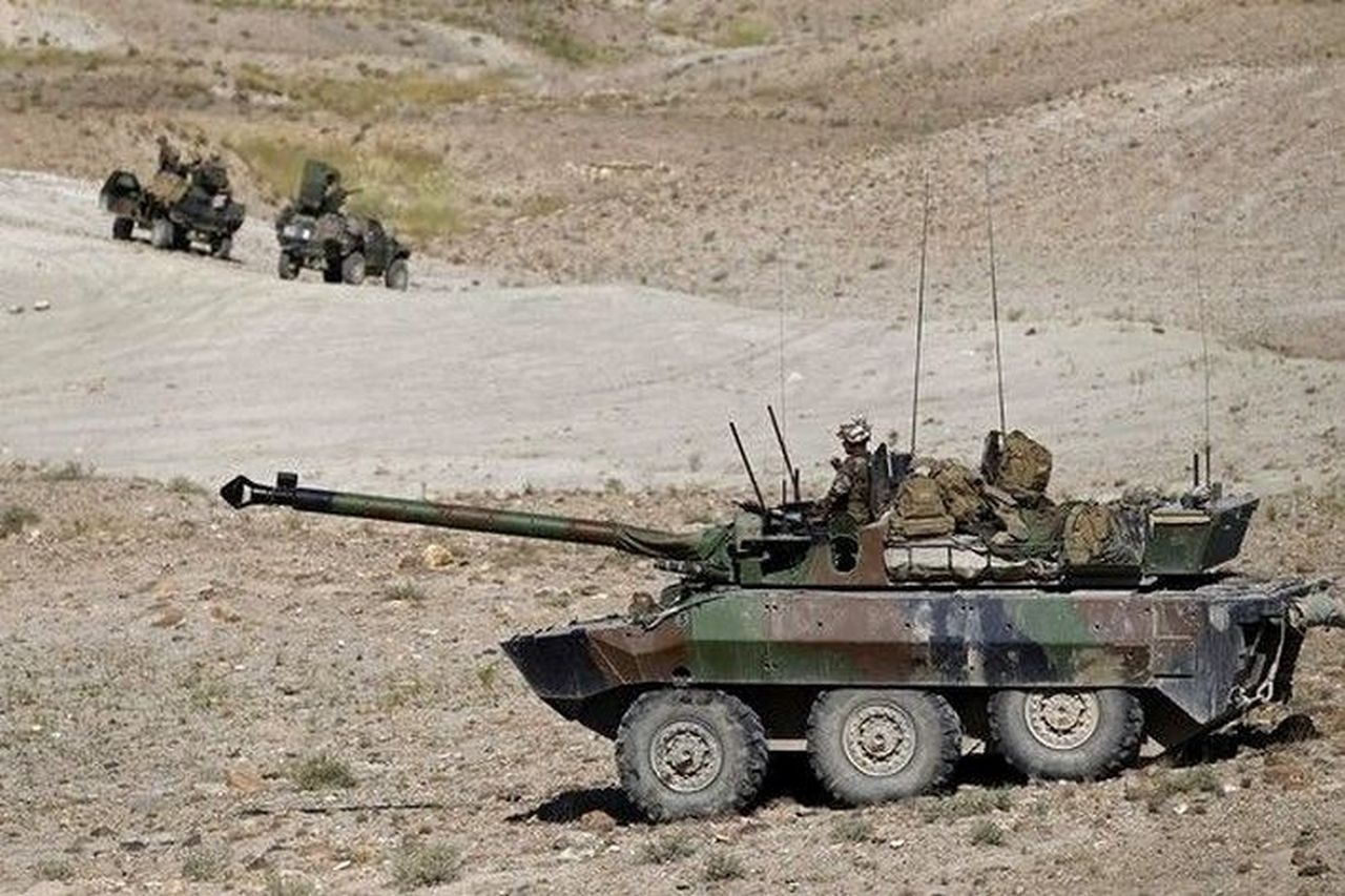 «Колёсный танк» AMX-10RC во время патрулирования в Афганистане, май 2012 г.