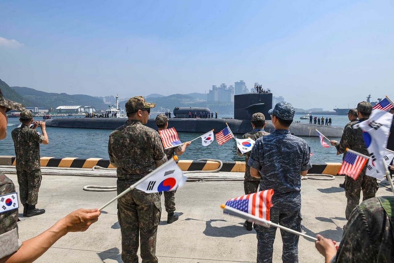Прибытие ракетной подводной лодки типа «Огайо» USS Michigan (SSGN 727) в Пусан, Южная Корея, 23 июня 2023 г.