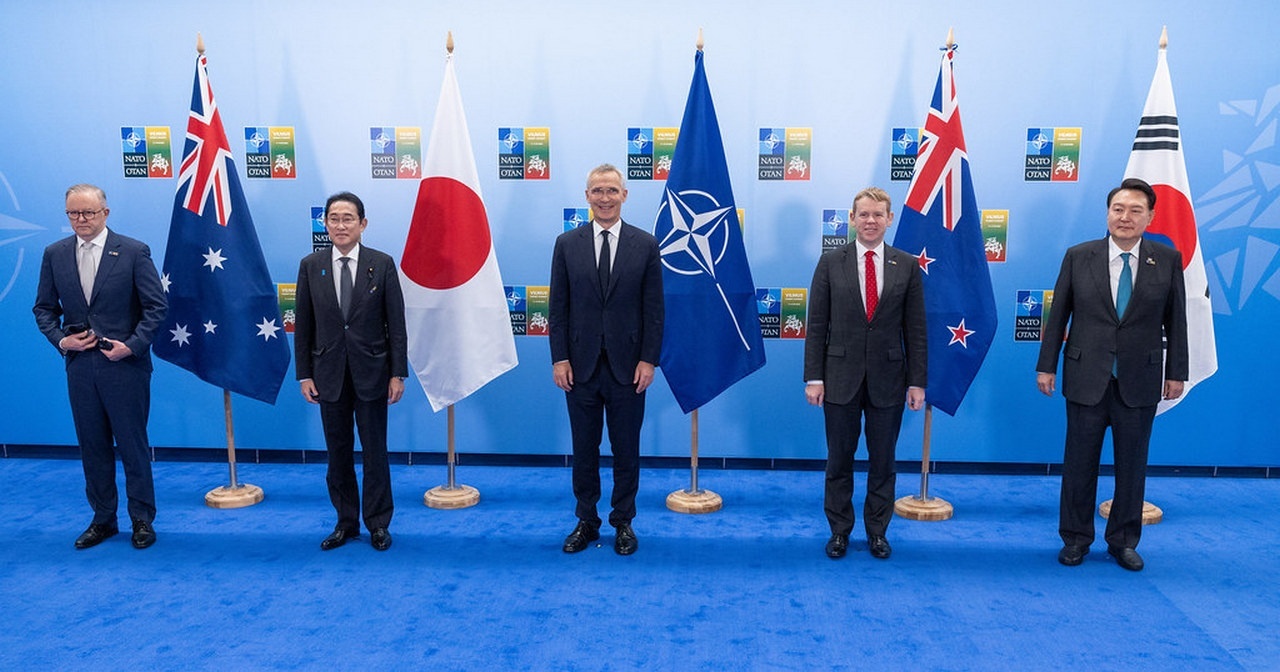 Премьер Кисида (второй слева) вместе с руководителями Австралии, Новой Зеландии и Южной Кореи представлял на саммите тихоокеанских союзников НАТО.
