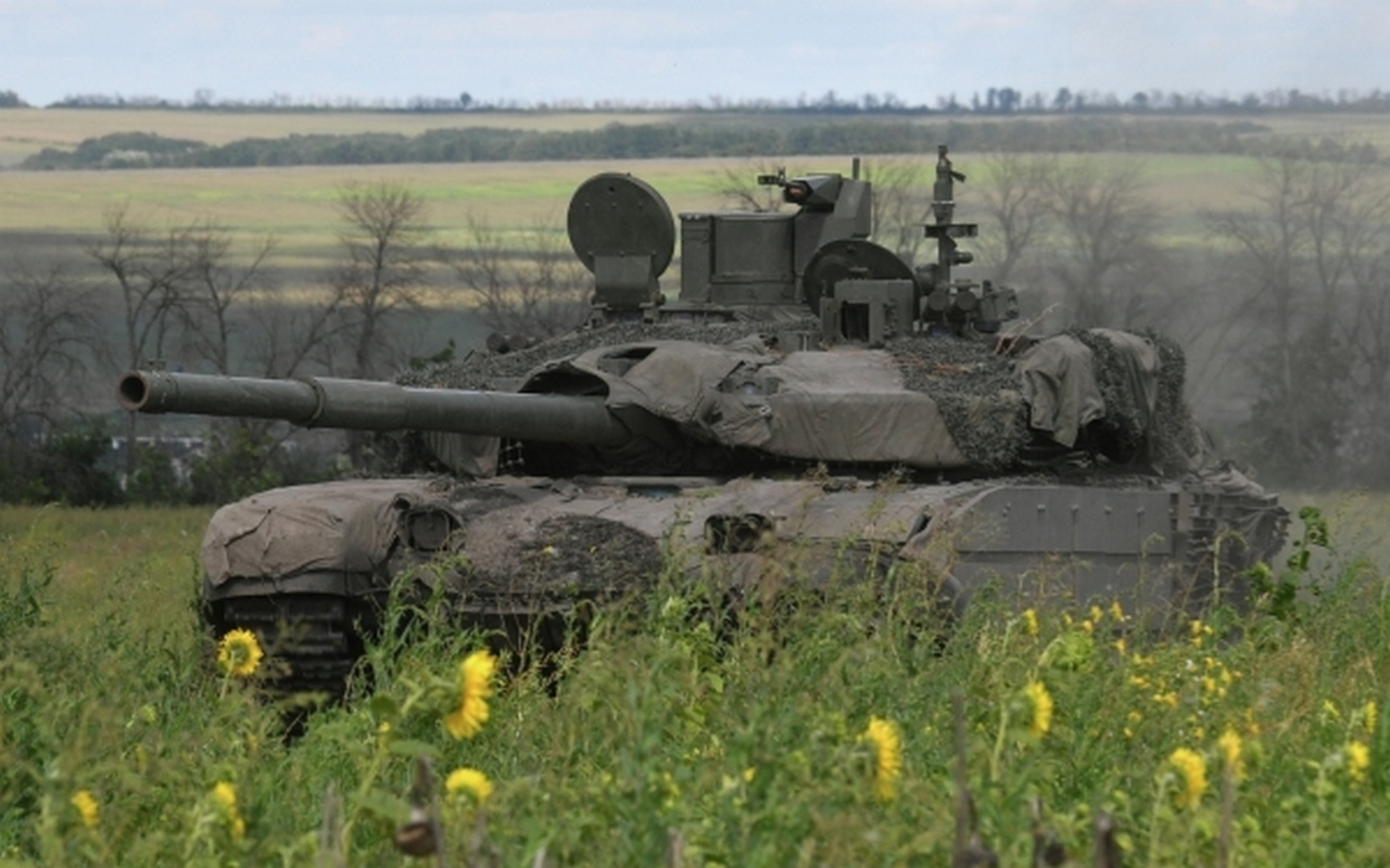 Российским танкам кусты не мешают.