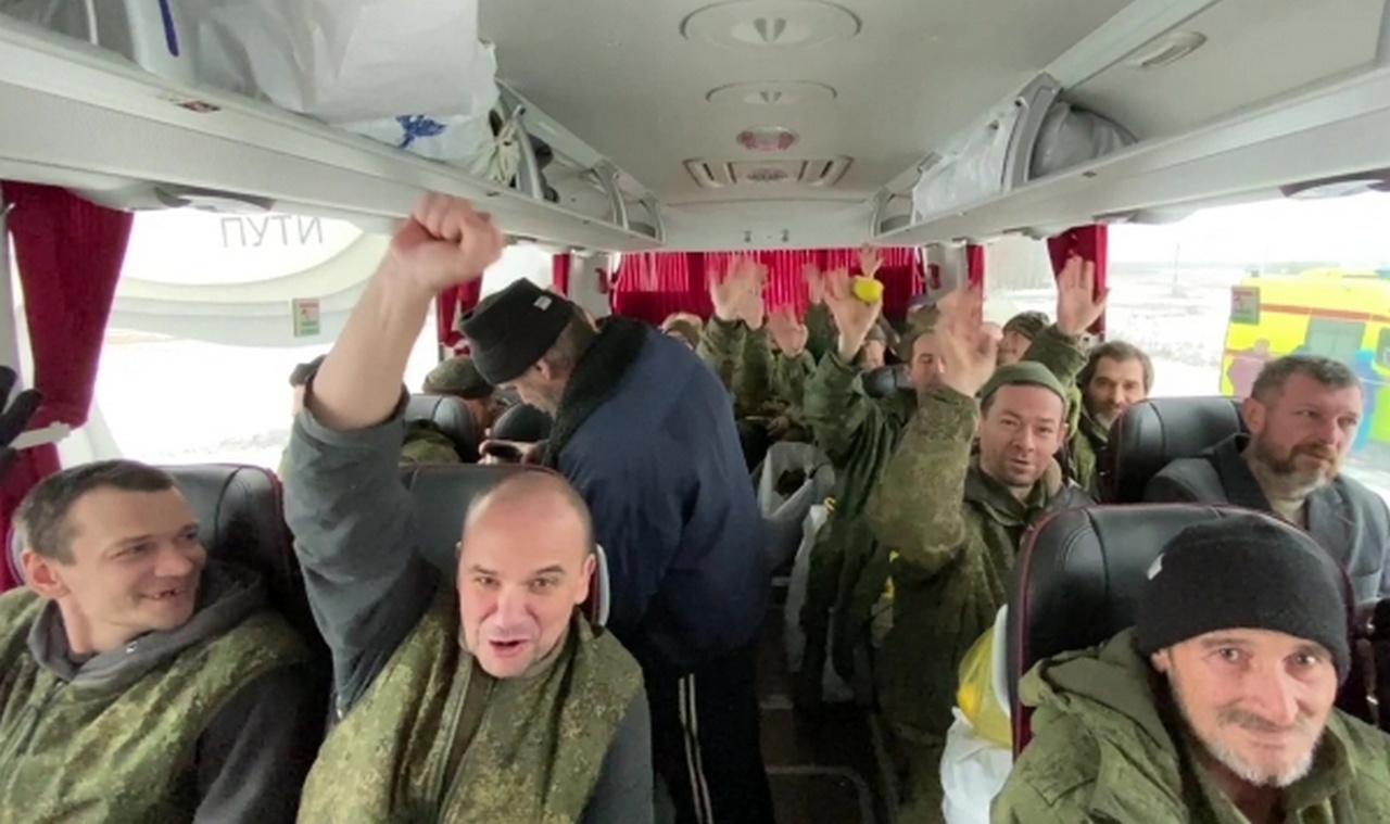 Российские военнослужащие возвращаются из украинского плена.