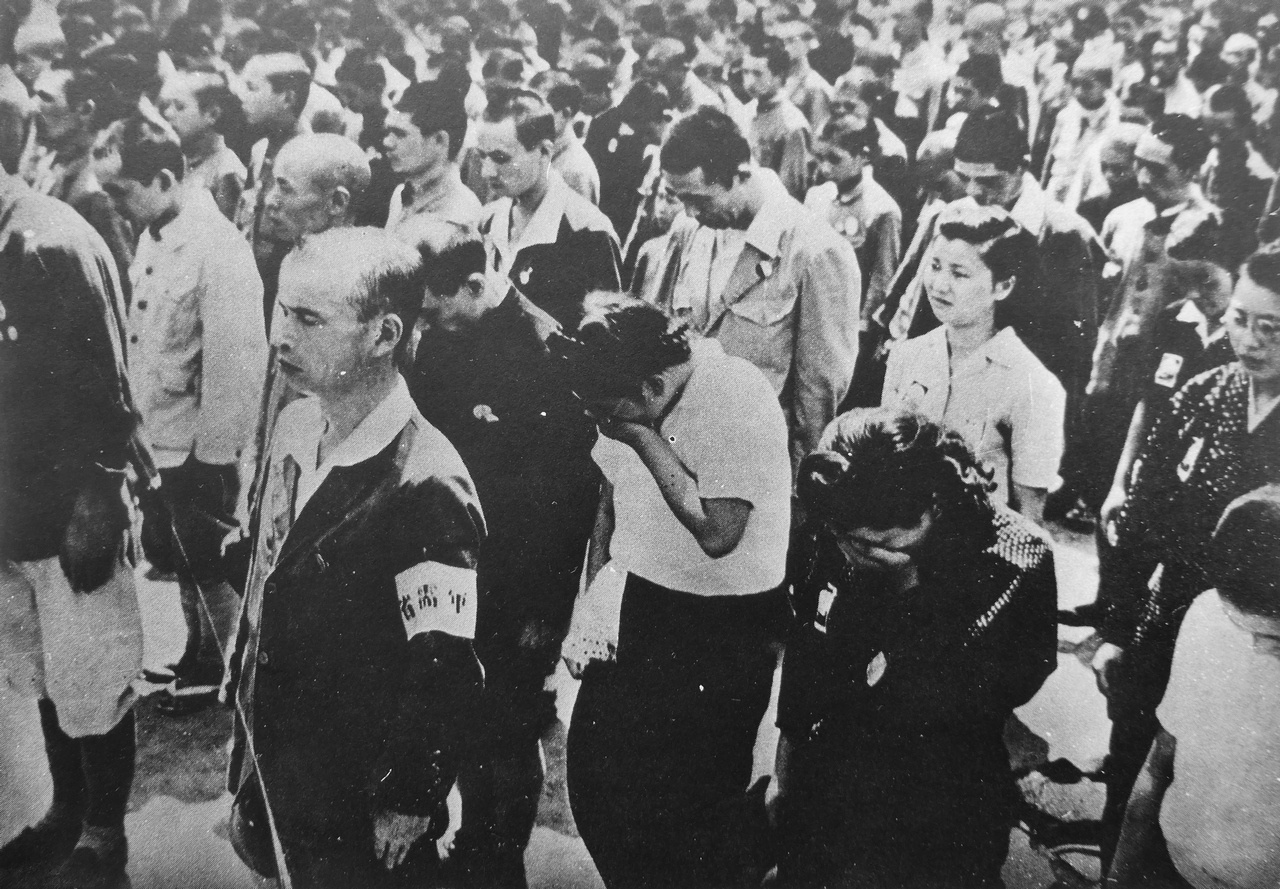 Жители Токио слушают речь императора Японии о капитуляции страны во Второй мировой войне, 15 августа 1945 г.
